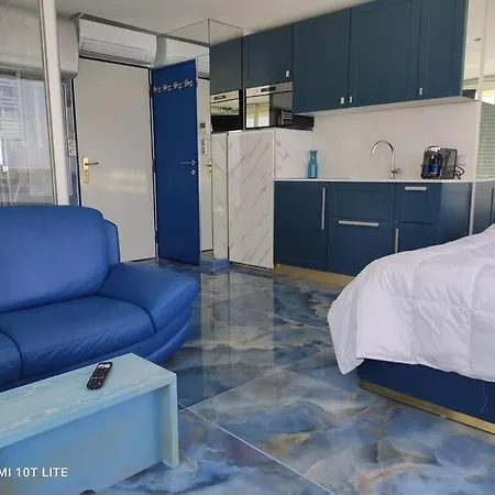 Studio46, Heliopolis O Au Village Naturiste 아파트 아그